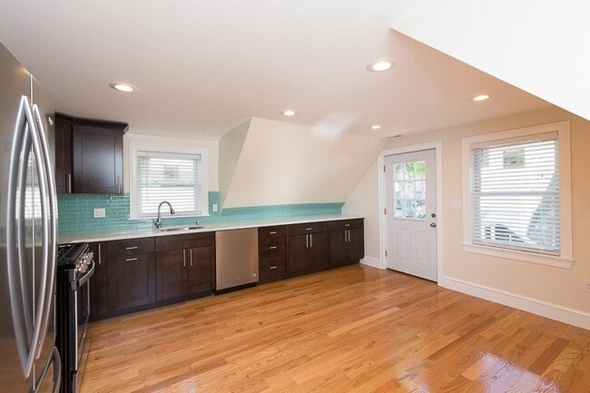 Building Photo - 9-11 Rock Valley Ave