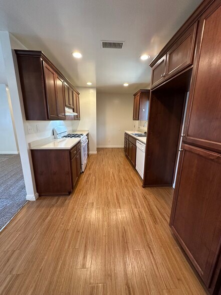 Primary Photo - 1364 Marline Ave