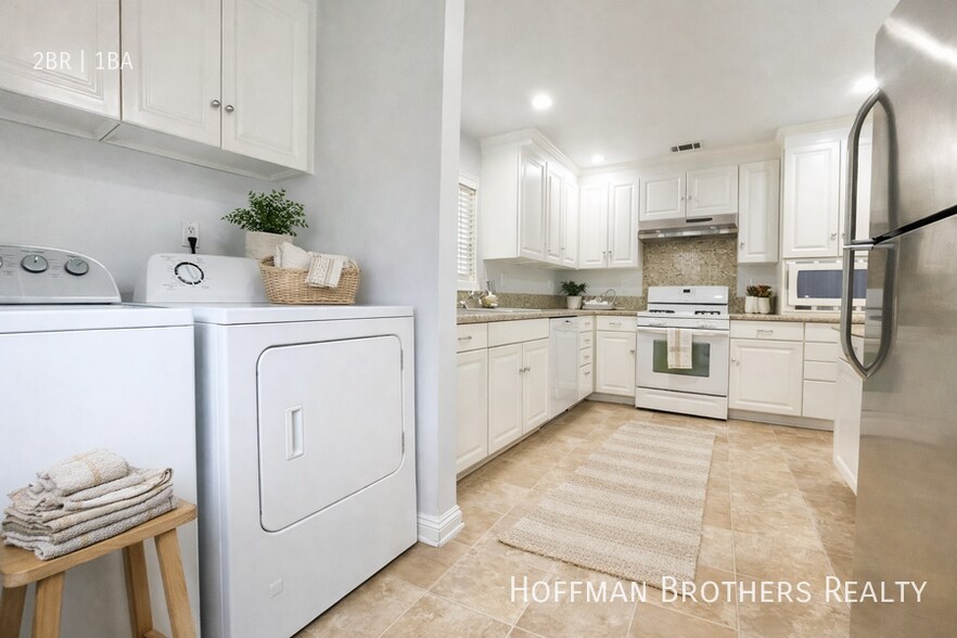 Building Photo - 806 N Las Palmas Ave