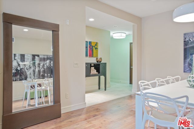Building Photo - 447 N Doheny Dr