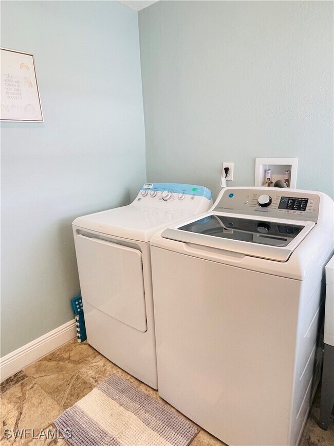 Building Photo - 5403 SW 3rd Ave