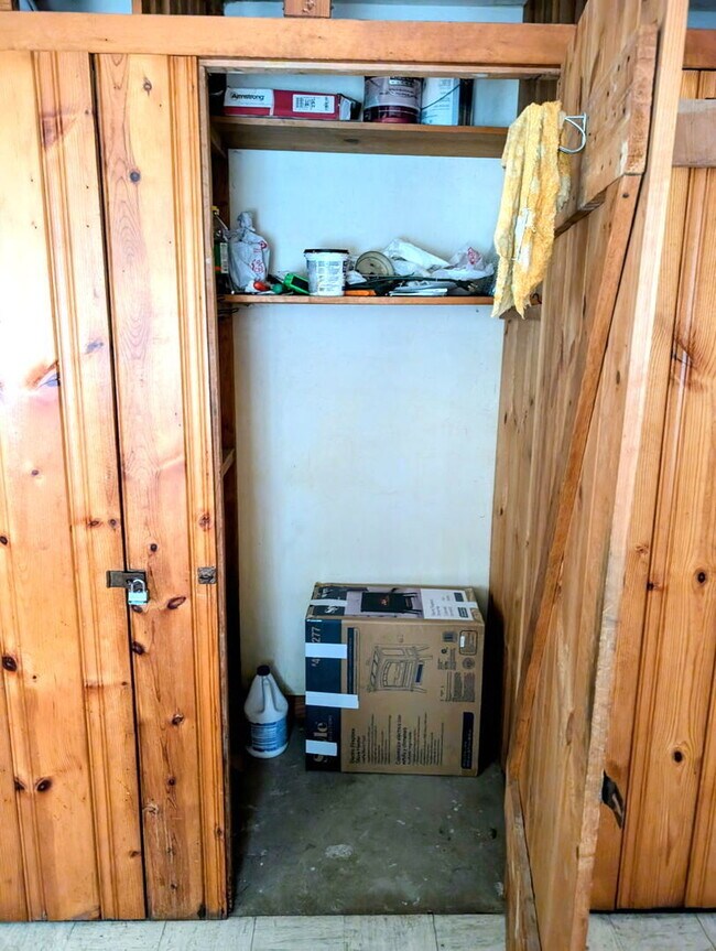 Building Photo - 5916 W Montrose Ave