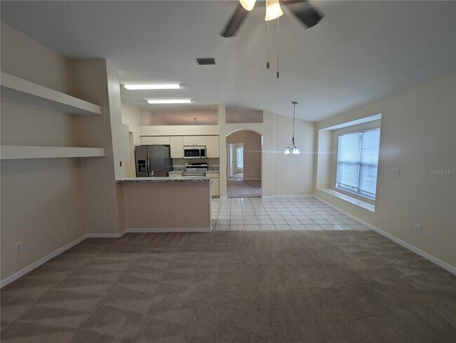 Building Photo - 515 Royal Ridge St