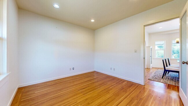 Building Photo - Charming 2 bedroom 1.5 bath plus office ho...