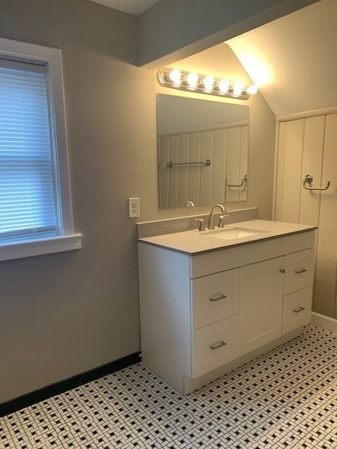 Building Photo - 657 W 44th St