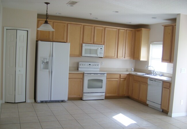 Building Photo - Lakeside - Kissimmee Community!