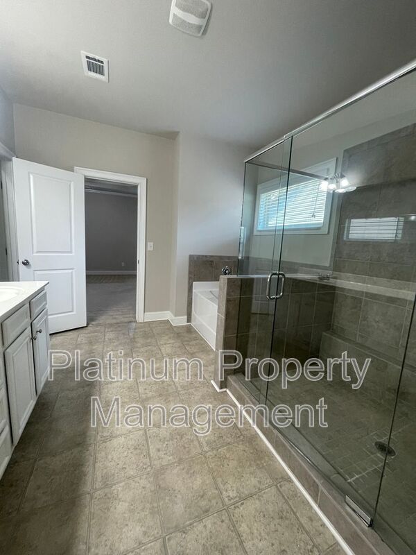 Building Photo - 5180 Mirror Lake Dr