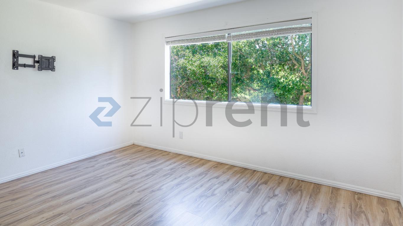 Building Photo - Unit 4