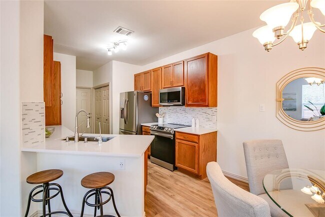 Building Photo - 2410 Great Oaks Dr