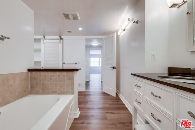 Building Photo - 435 N Oakhurst Dr