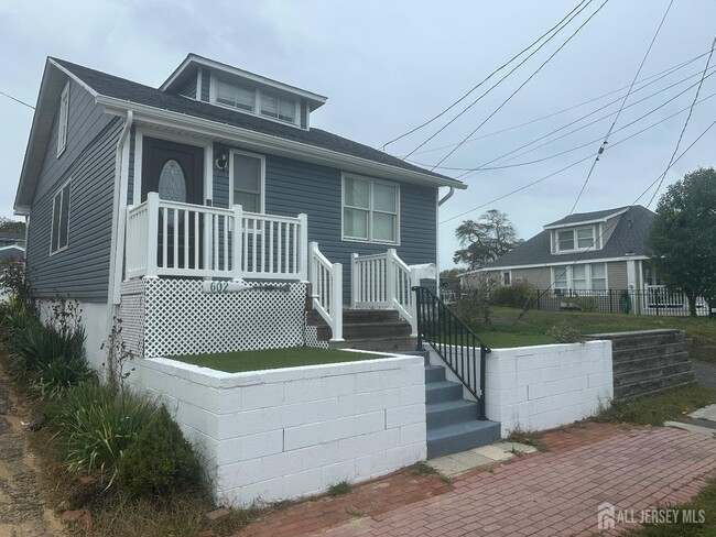 Building Photo - 602 18th Ave