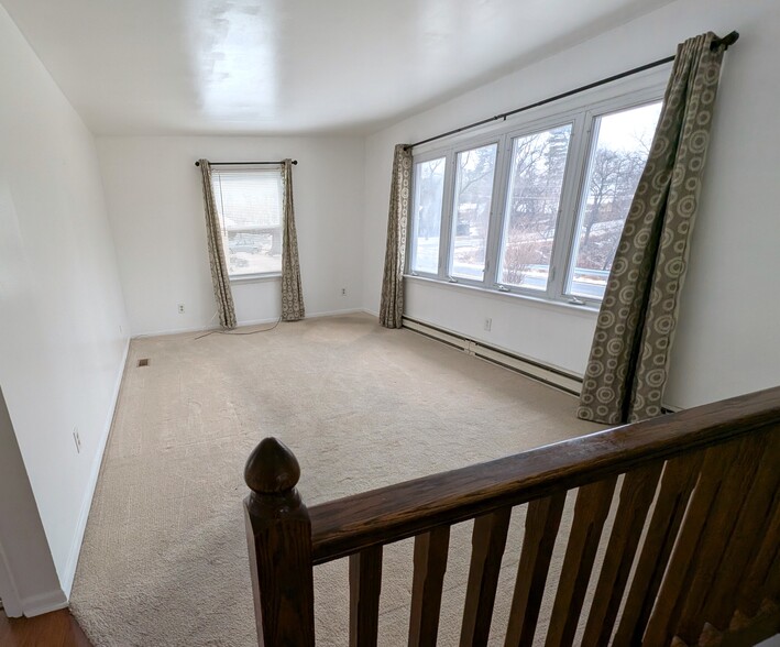 living room - 162 N Fairville Ave