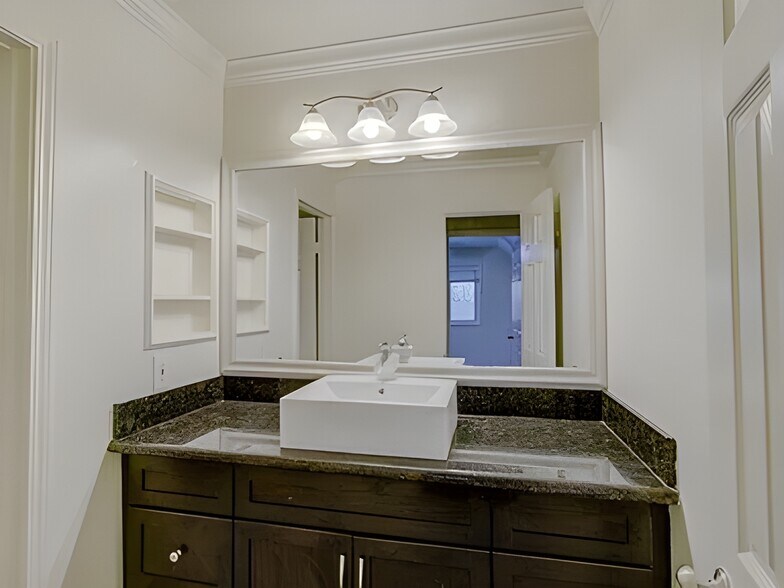 Building Photo - 3550 Lebon Dr