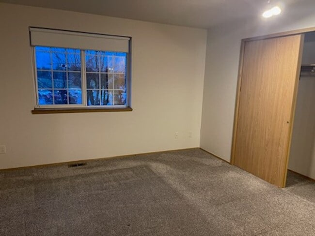 Building Photo - 3 bdrm, 2.5 bath, 2 car garage  (1 attached, 1 detached), Fenced yard, Minutes to Mall and I-5