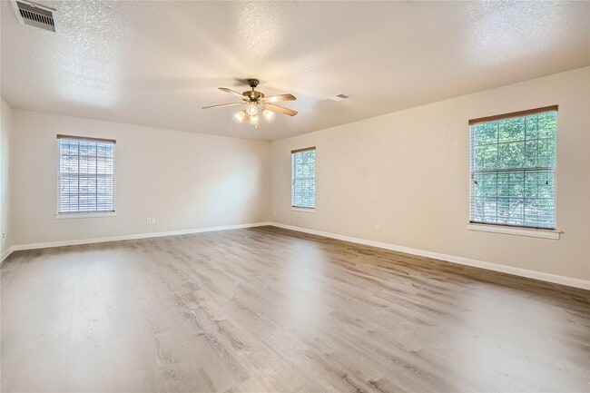 Building Photo - Over 3300 Square Feet