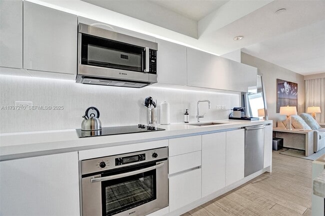 Building Photo - 102 NE 24th St