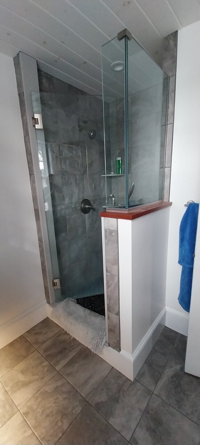 Building Photo - 10 Pine Point Rd