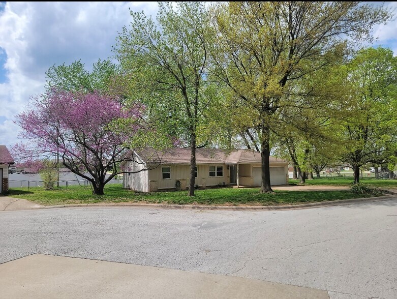 Primary Photo - 2715 S Franklin Ave
