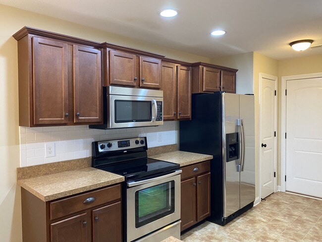 Building Photo - Great Location!! Beautiful Partial Brick H...