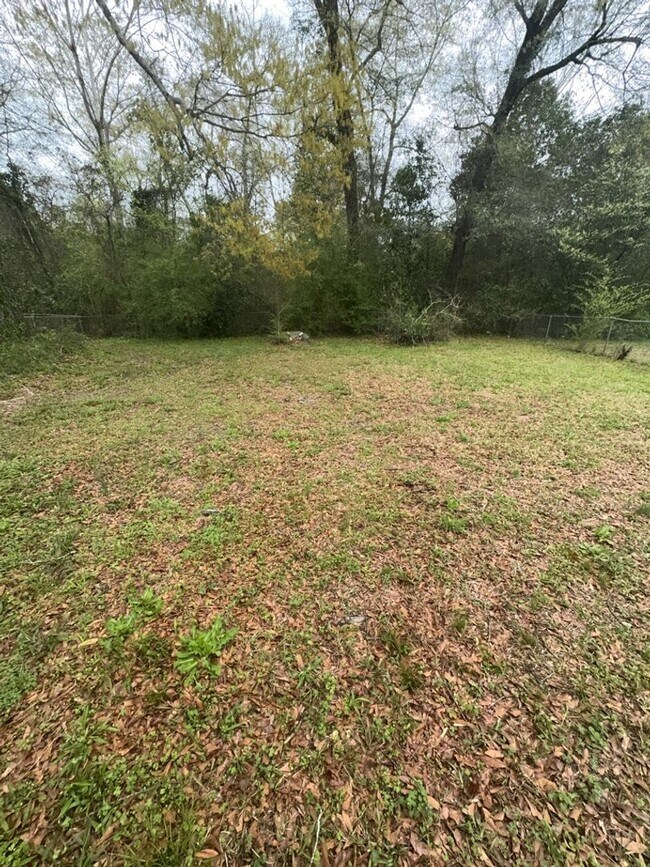 Building Photo - 2216 Welch Dr