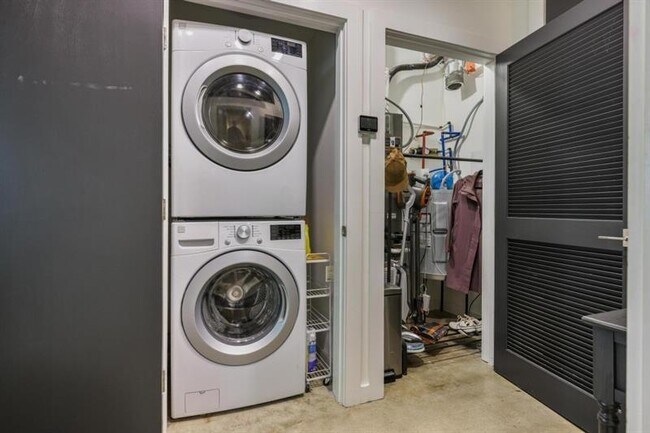 Building Photo - 1065 United Ave SE