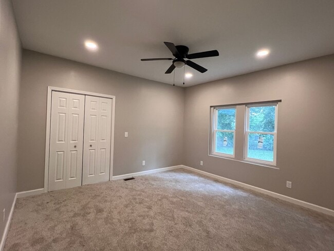 Building Photo - Beautifully Renovated 6 Bedroom, 2 Bathroo...