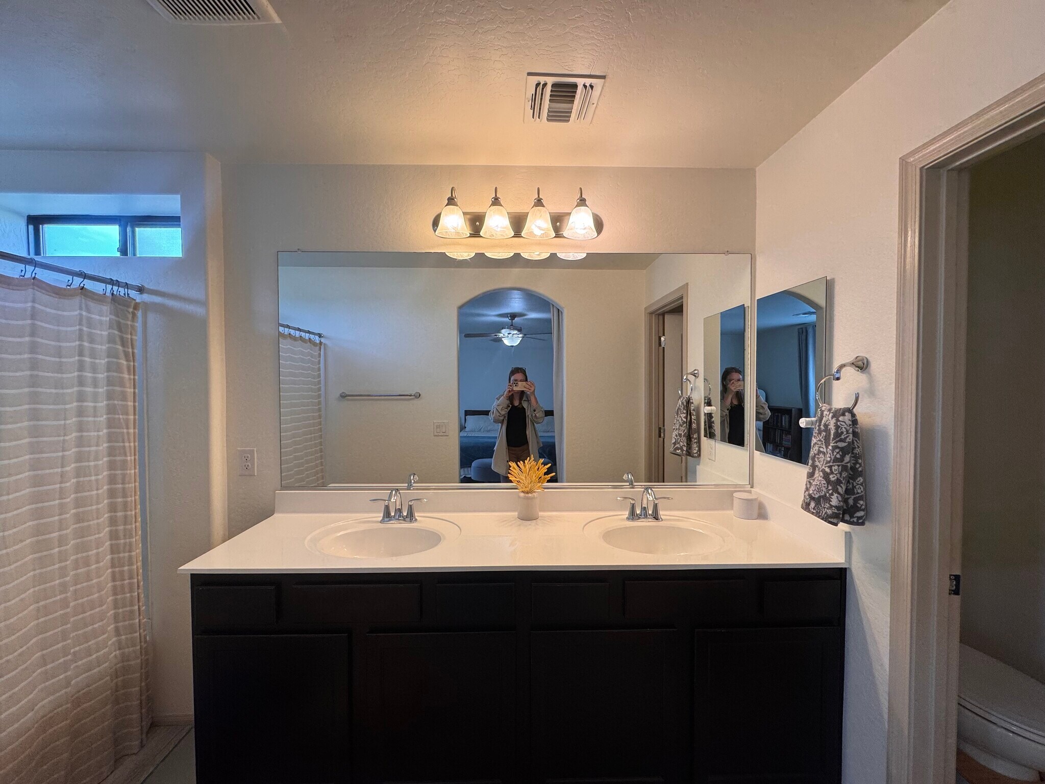 Building Photo - 125 N Sunvalley Blvd