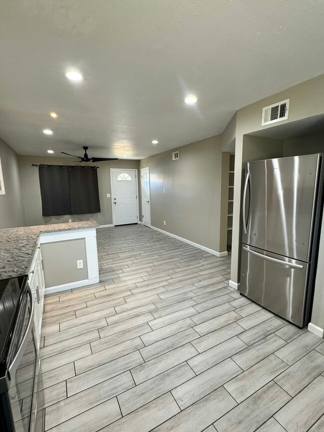 Building Photo - 1013 E Commonwealth Pl