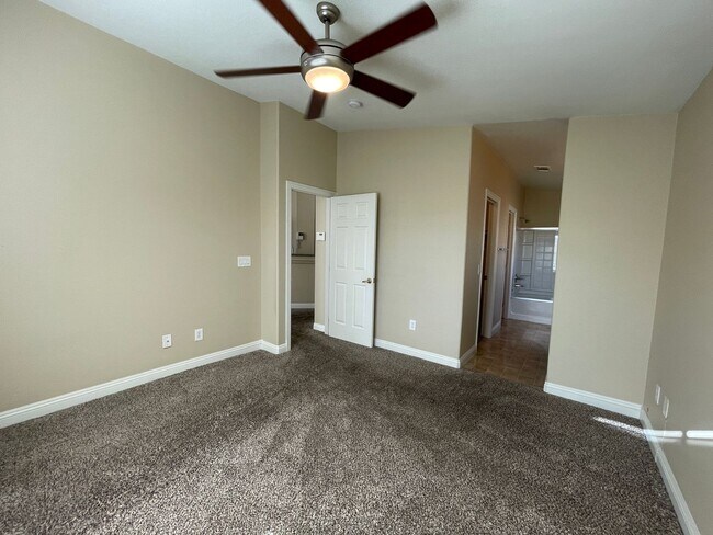 Building Photo - Gorgeous Townhome in Gated Community!