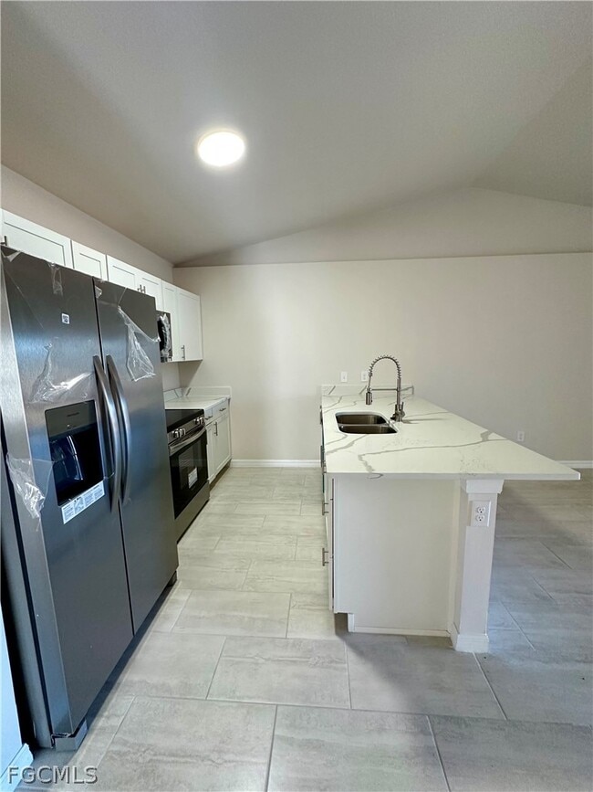 Building Photo - 3821 SW 9th Ave