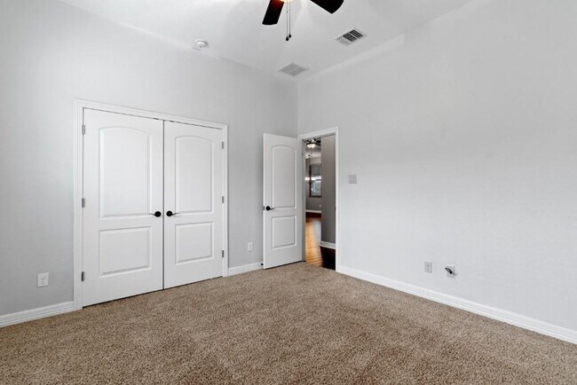 Building Photo - 10104 Longhorn Skyway