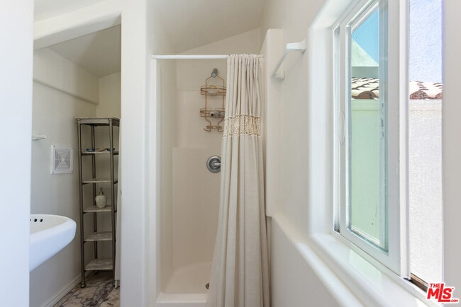Building Photo - 5828 Foxview Dr