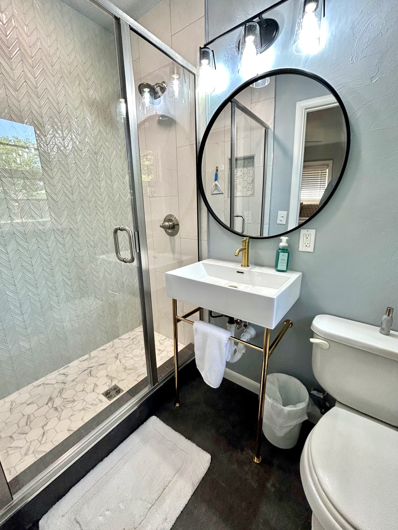 Building Photo - 810 W Moore Ave