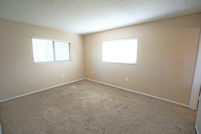 Building Photo - Spacious 2-Bedroom Condo with Screened Lanai in Gallery at Bayport