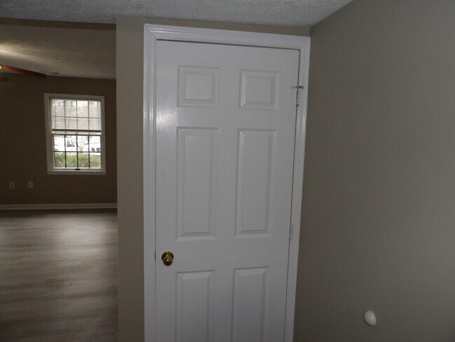 Building Photo - 244 Meadowview Dr