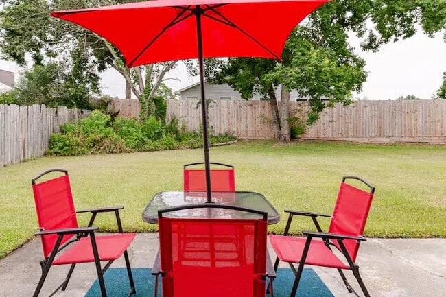 Building Photo - 9520 Brentwood Blvd