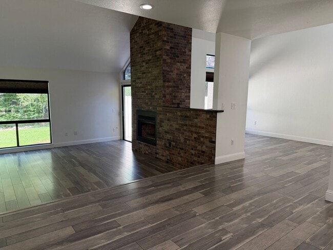 Building Photo - Gorgeous 2 bedroom 2 bath duplex in the trees