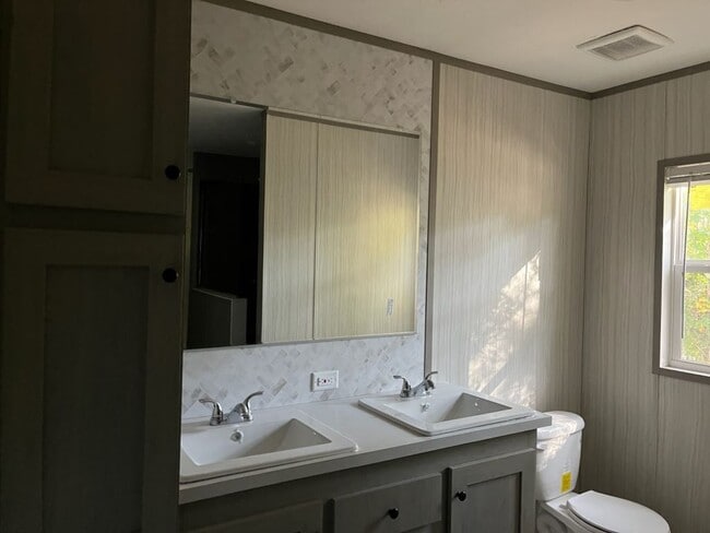 Building Photo - 220 Sequoia Dr