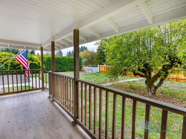 Building Photo - Beautifully Renovated furnished 3-Bedroom ...
