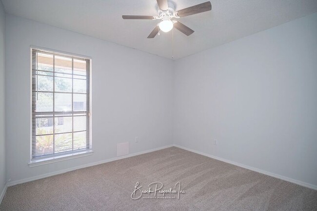Building Photo - 7811 Woodpointe Dr