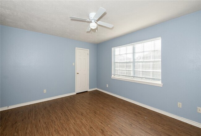 Building Photo - 1813 Sara Dr