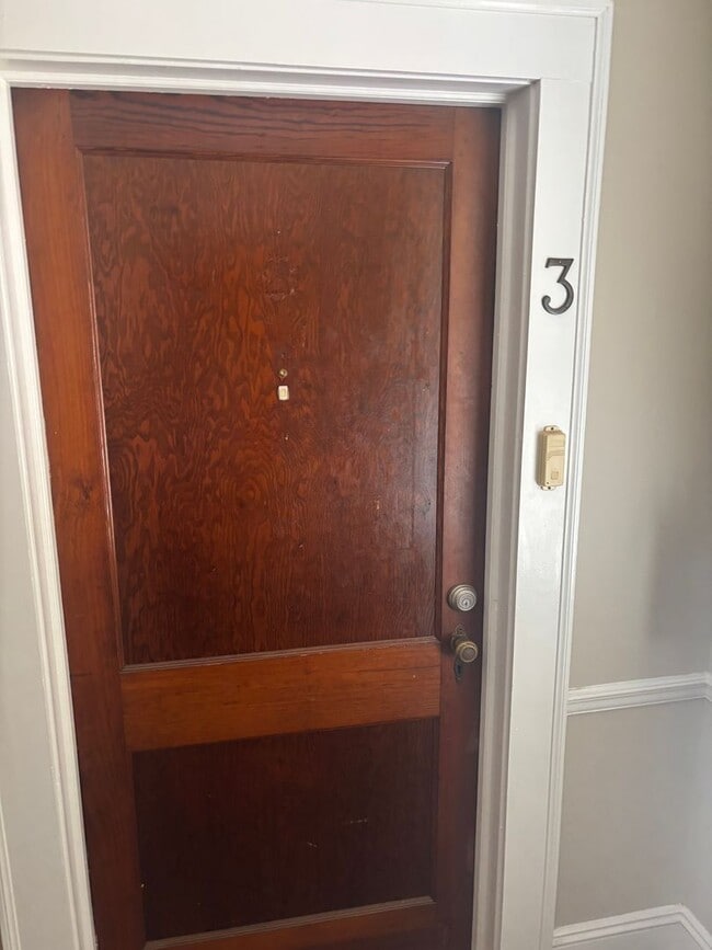 Building Photo - 1 Bedroom 1 Bathroom, Quadruplex, Gas Heat,Window units for AC, Water Included in the rent.