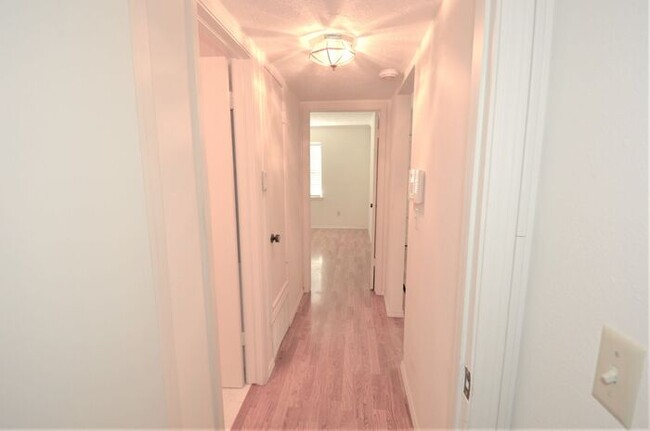 Building Photo - Tara Condos 2 Bed 1 Bath Apt NW 63rd & May...
