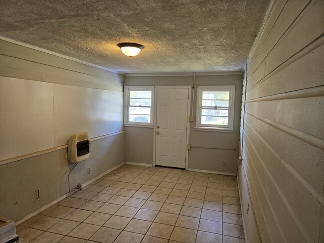 Building Photo - 402 Artmus St