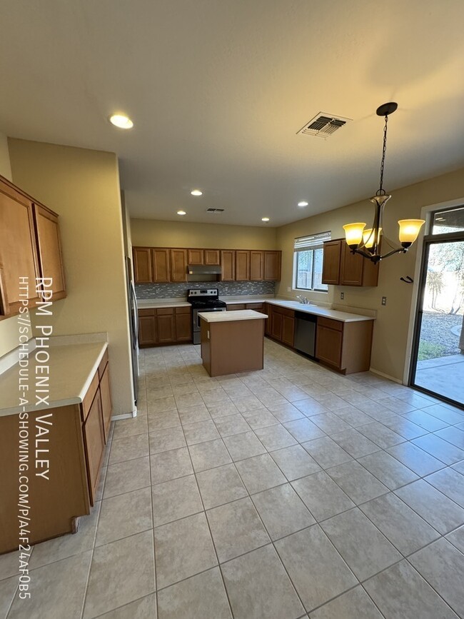 Building Photo - Cozy 4 bed / 2.5 bath with new carpet in p...