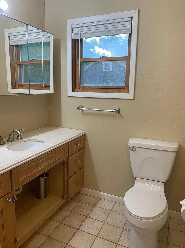 Building Photo - SHORT TERM RENTAL: Spacious 5+ Bedroom Home on the Hill! Available Now-July 24th 2026.