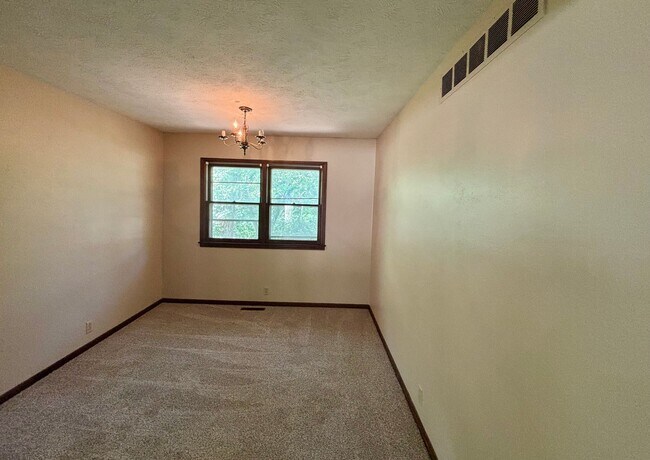 Building Photo - 4 Bed, 3 Bath home on West Side of Manhattan Near CiCo Park!