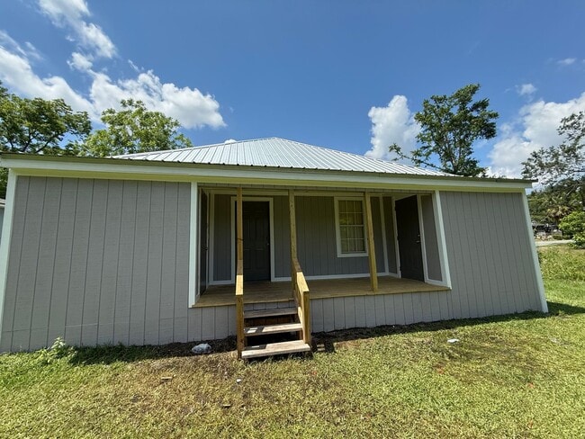 Building Photo - 2 Bed/1 Bath House