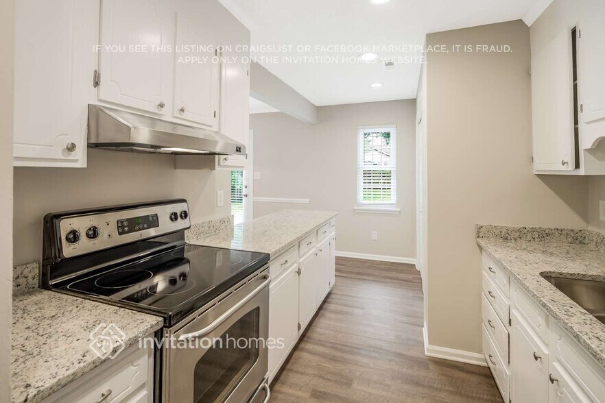 Building Photo - 10210 Camelback Cir