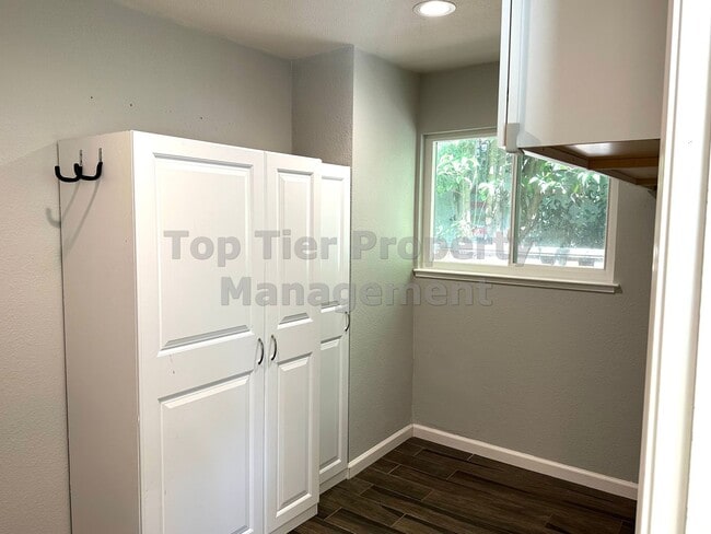 Building Photo - Beautiful and spacious 4 Bed/ 2.5 Bath/ 2,...
